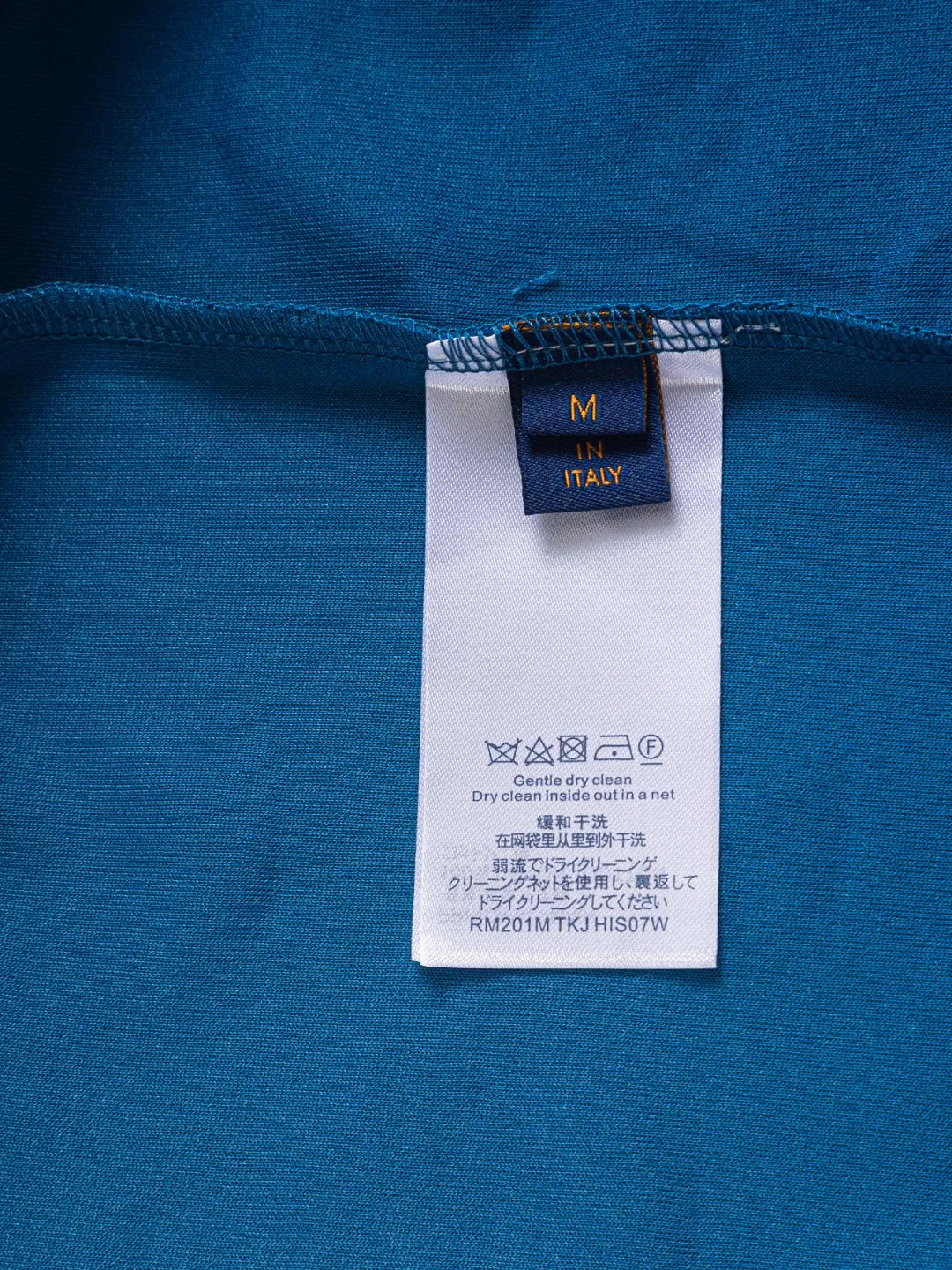 🅿️200 Louis Vuitton Louis Vuitton 1V slightly wide version S-XL 25SS LV new product counter catwalk style full body cut burnt letter logo heavy craftsmanship same style for men and women! Short-sleeves are not the same as the general public, but must be unique and eye-catching. This LV short-sleeves is all about quality, comfort, consistent style, fashion, including fabrics and cutting techniques, all of which have been made with great effort! 320 grams of washed pure cotton fabric, pure cotton is breathable, very refreshing and comfortable for daily wear. The rib knitting on the neckline is smooth and tight, and the neckline will not be skewed if you toss it at will. The loose version, you will find that it looks really good on the upper body. The overall is minimalist and neat, super versatile for daily use! Pair it casually with a pair of pants for a youthful look. A T-shirt will make your outfit crazy. It is a fashionable item that can never go wrong! Black, white, blue purple Size: S-XL Size chart: S: Shoulder width 50-Bust 54-Length 70 M: Shoulder width 52-Bust 56.5-Length 72 L: Shoulder width 54-Bust 59-Length 74 XL: Shoulder width 56-Bust 61.5-Length 76